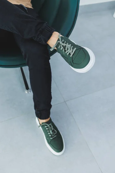 Piernas Masculinas Primer Plano Pantalones Negros Zapatos Cordones Cuero Verde — Foto de Stock
