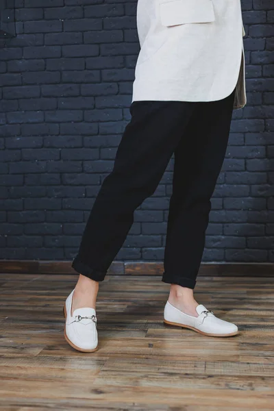 Patas Femeninas Primer Plano Pantalones Negros Mocasines Cuero Beige Nueva — Foto de Stock