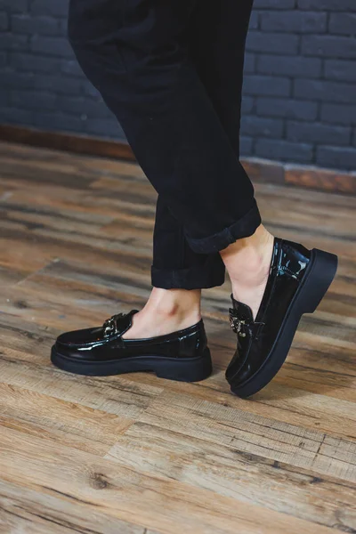 Patas Femeninas Primer Plano Pantalones Negros Zapatos Negros Cuero Zapatos — Foto de Stock