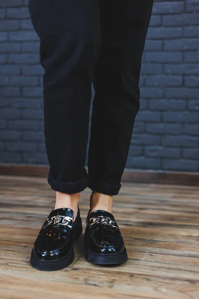Patas Femeninas Primer Plano Pantalones Negros Zapatos Negros Cuero Zapatos —  Fotos de Stock