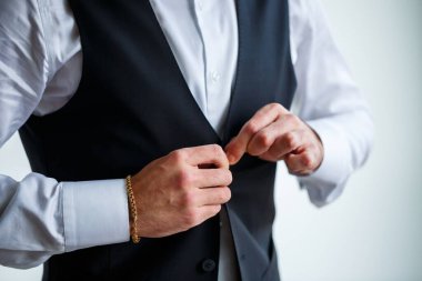 Genç erkek işadamı toplantıdan önce bir gömlek ve şık bir takım elbise giyer.