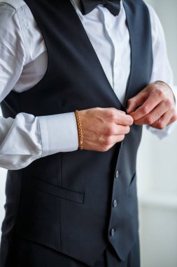 Genç erkek işadamı toplantıdan önce bir gömlek ve şık bir takım elbise giyer.