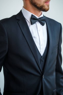 Genç erkek işadamı toplantıdan önce bir gömlek ve şık bir takım elbise giyer.