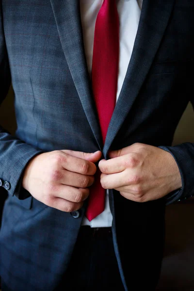 若い男性のビジネスマンは 会議の前にシャツとスタイリッシュなスーツを着る — ストック写真