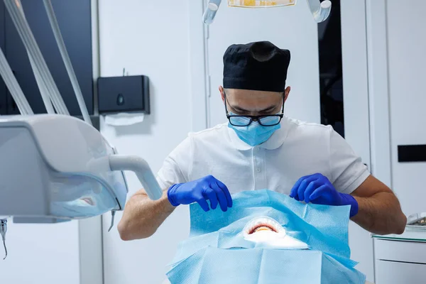 Professional Dentist Examines Patient Teeth Dental Equipment Holds Dental Instruments — Stock Photo, Image