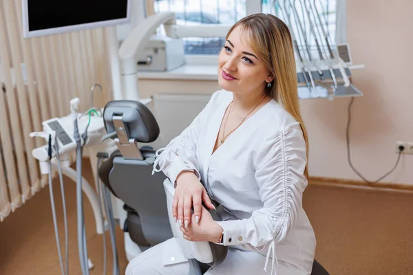 Dentista Está Consultorio Dental Mujer Dentista Con Abrigo Blanco Consultorio —  Fotos de Stock