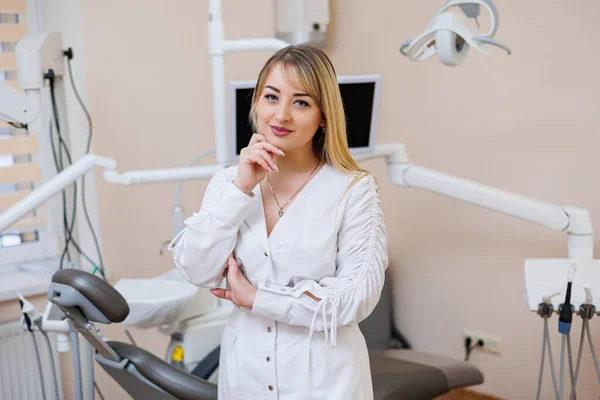 Dentista Está Consultorio Dental Mujer Dentista Con Abrigo Blanco Consultorio —  Fotos de Stock