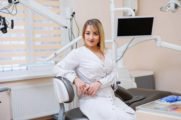 Tandarts Zijn Tandartspraktijk Tandarts Vrouw Een Witte Jas Tandartspraktijk — Stockfoto