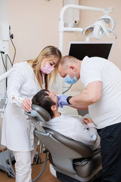 Lekarz Dentysta Patrzy Zęby Pacjenta Trzyma Instrumenty Stomatologiczne Pobliżu Ust — Zdjęcie stockowe