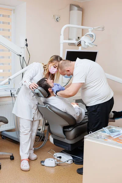 Tandarts Kijkt Naar Tanden Van Patiënt Houdt Tandheelkundige Instrumenten Buurt — Stockfoto