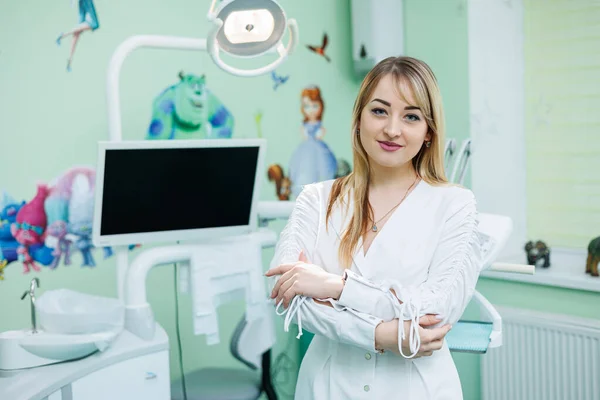 Dentista Está Consultorio Dental Mujer Dentista Con Abrigo Blanco Consultorio — Foto de Stock