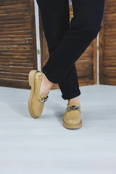 Primer plano de piernas femeninas con pantalones negros y zapatos negros de  cuero zapatos de mujer en charol con hebilla de metal nueva colección  primavera verano de zapatos de cuero para mujer
