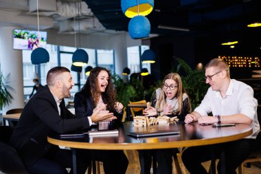 Mola sırasında ofisteki bir grup iş arkadaşı oyun jengası oynuyorlar. Arkadaşlar için eğlenceli masa oyunları