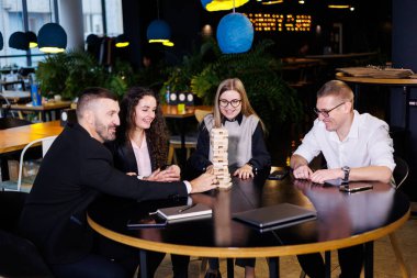 Mola sırasında ofisteki bir grup iş arkadaşı oyun jengası oynuyorlar. Arkadaşlar için eğlenceli masa oyunları