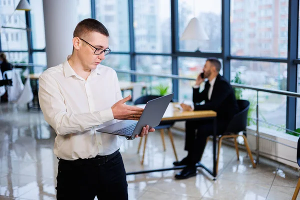 Joven Hombre Negocios Con Gafas Una Camisa Blanca Con Portátil — Foto de Stock