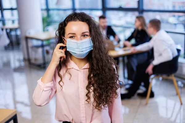 Mulher Jovem Empresária Uma Máscara Trabalhando Escritório Durante Pandemia Coronavírus — Fotografia de Stock