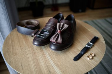 Düğün günü için şık damat aksesuarları. Klasik erkek ayakkabıları.