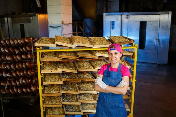 Trabajador Con Una Caja Pasta Chica Trabaja Producción Espaguetis Haciendo — Foto de Stock
