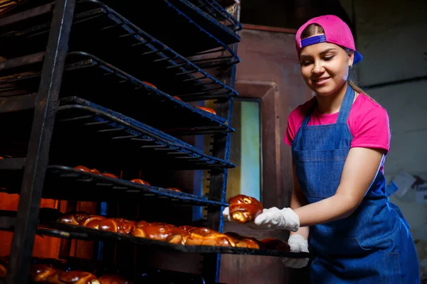 Chica Panadero Sostiene Una Bandeja Con Pasteles Calientes Panadería Producción — Foto de Stock