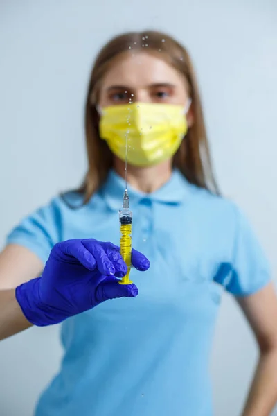 Een Jonge Vrouw Een Stagiaire Arts Draagt Een Blauw Shirt — Stockfoto