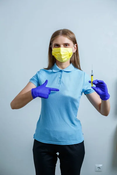 Een Jonge Vrouw Een Stagiaire Arts Draagt Een Blauw Shirt — Stockfoto