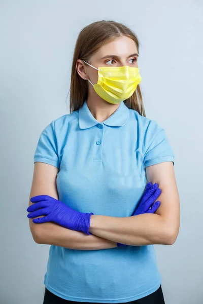 Una Mujer Joven Médico Interno Ella Está Una Camiseta Azul — Foto de Stock