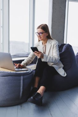 Gülümseyen kadın yönetici internet uygulaması üzerinden teslimat servisini kontrol etmek için cep telefonu kullanıyor kahve dükkanındaki 4G kablosuz ağına bağlanıyor, cep telefonuyla mesajlaşan neşeli serbest yazar