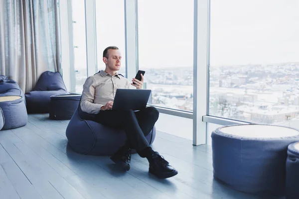 Joven Empresario Concentrado Mirando Pantalla Del Ordenador Portátil Información Línea — Foto de Stock