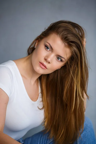 ヨーロッパの外観のブロンドの髪を持つ若い美しい女性の肖像画 白いTシャツに身を包んだ 人の感情的な写真 — ストック写真