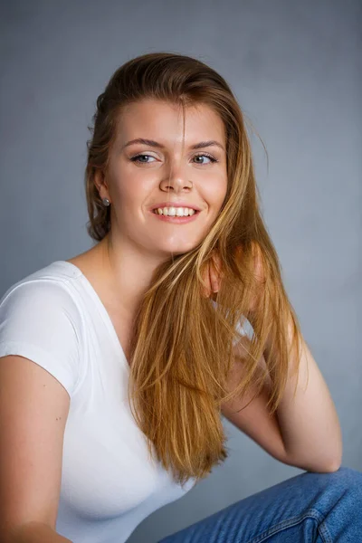 ヨーロッパの外観のブロンドの髪を持つ若い美しい女性の肖像画 白いTシャツに身を包んだ 人の感情的な写真 — ストック写真
