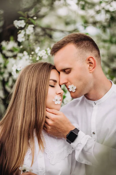 Jeune Couple Amoureux Dans Une Promenade Dans Verger Pommiers Fleurs — Photo