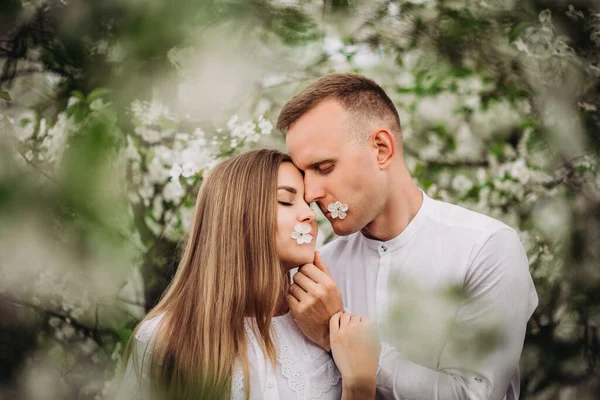 Mladý Milující Pár Procházce Jarním Jablečném Sadu Šťastný Manželský Pár — Stock fotografie