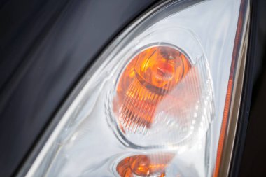 Modern optiğe yakın prestijli modern bir arabanın far ışığı.