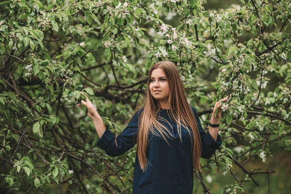 Una Hermosa Joven Aspecto Eslavo Con Pelo Largo Rubio Encuentra — Foto de Stock