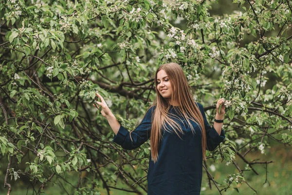 Egy Gyönyörű Szláv Külsejű Hosszú Szőke Hajú Fiatal Áll Egy — Stock Fotó