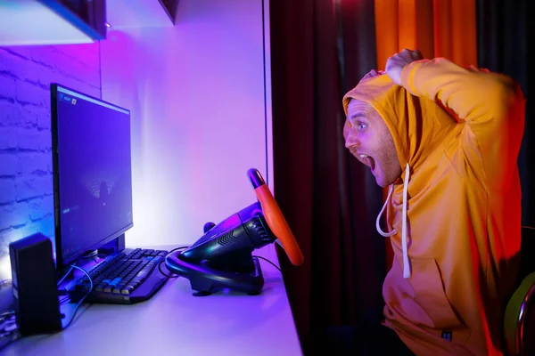 Male Gamer Playing Racing Games Computer Uses Steering Wheel Emotional — Stock Photo, Image