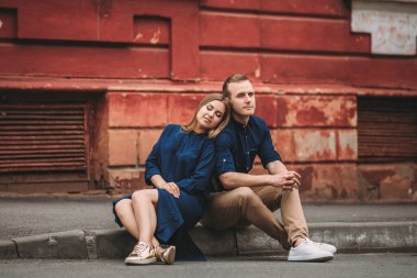 Duygusal genç çiftin portresi. Birbirlerine sıkıca sarılıyorlar. Sevgili ve sevgili, seni çok seviyorlar.