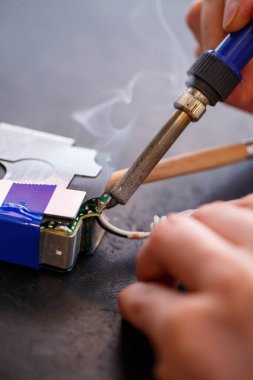 Ustabaşı tamir odasındaki elektrikli aletleri tamir eder..