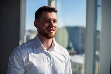 Kendine güvenen iş adamı, modern ofiste çalışan patron, başarılı lider, iş sahibi gelecekteki başarıları düşünen, yeni fırsatlar planlayan.