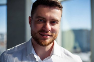 Kendine güvenen iş adamı, modern ofiste çalışan patron, başarılı lider, iş sahibi gelecekteki başarıları düşünen, yeni fırsatlar planlayan.