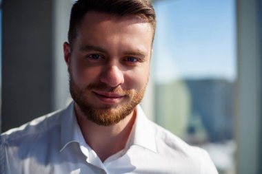 Kendine güvenen iş adamı, modern ofiste çalışan patron, başarılı lider, iş sahibi gelecekteki başarıları düşünen, yeni fırsatlar planlayan.