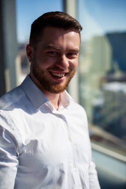 Kendine güvenen iş adamı, modern ofiste çalışan patron, başarılı lider, iş sahibi gelecekteki başarıları düşünen, yeni fırsatlar planlayan.