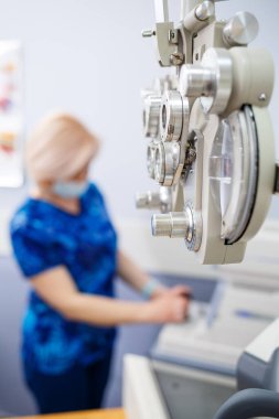 Görüşü test etmek için mikroskobik aygıt. Göz hastalıklarının oftalmolojisi ve tedavisi. Göz kliniği, optometrist konsept