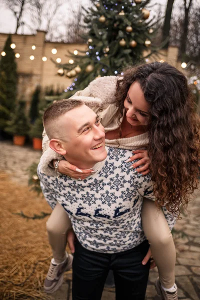 Une Femme Homme Tiennent Près Sapin Noël Ils Sont Heureux — Photo