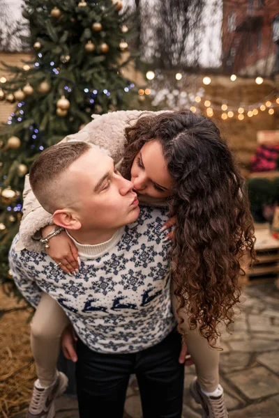 Noel Ağacının Yanındaki Noel Bahçesinde Yürüyen Genç Bir Çift — Stok fotoğraf