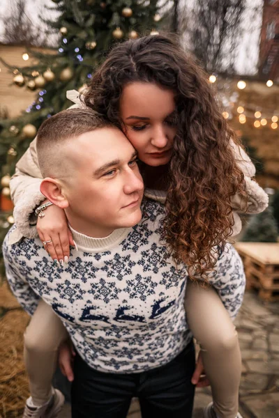 Jeune Couple Marchant Dans Jardin Noël Près Arbre Noël — Photo