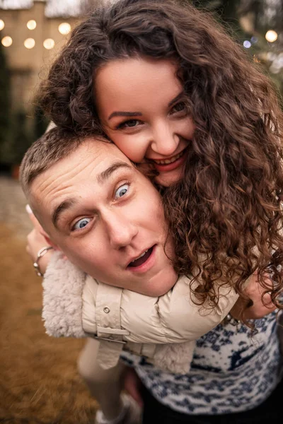 Jovem Casal Andando Jardim Natal Perto Árvore Natal — Fotografia de Stock