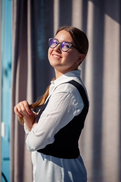 Självsäker Affärskvinna Chef Står Moderna Kontor Bär Glasögon Kvinnlig Ledare — Stockfoto