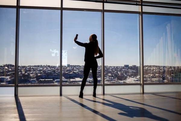 Una Hermosa Chica Toma Una Selfie Teléfono Contra Fondo Ventanas — Foto de Stock