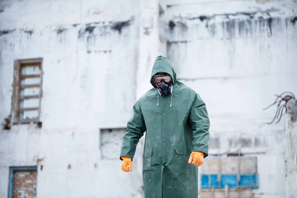 Hombre Con Una Máscara Protectora Ropa Protectora Explora Área Radiactiva —  Fotos de Stock